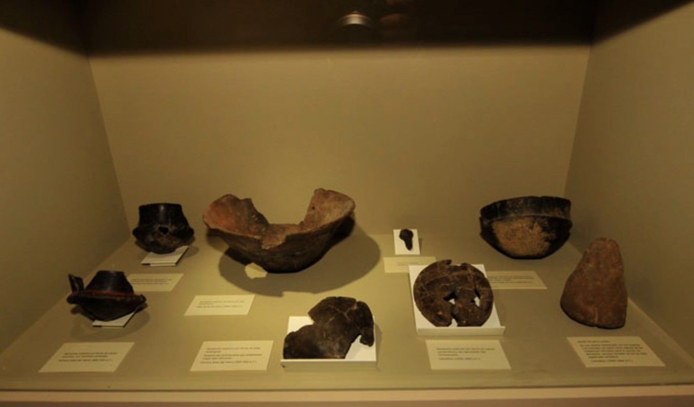Reproducción de varias piezas del calcolitico y edad de bronce