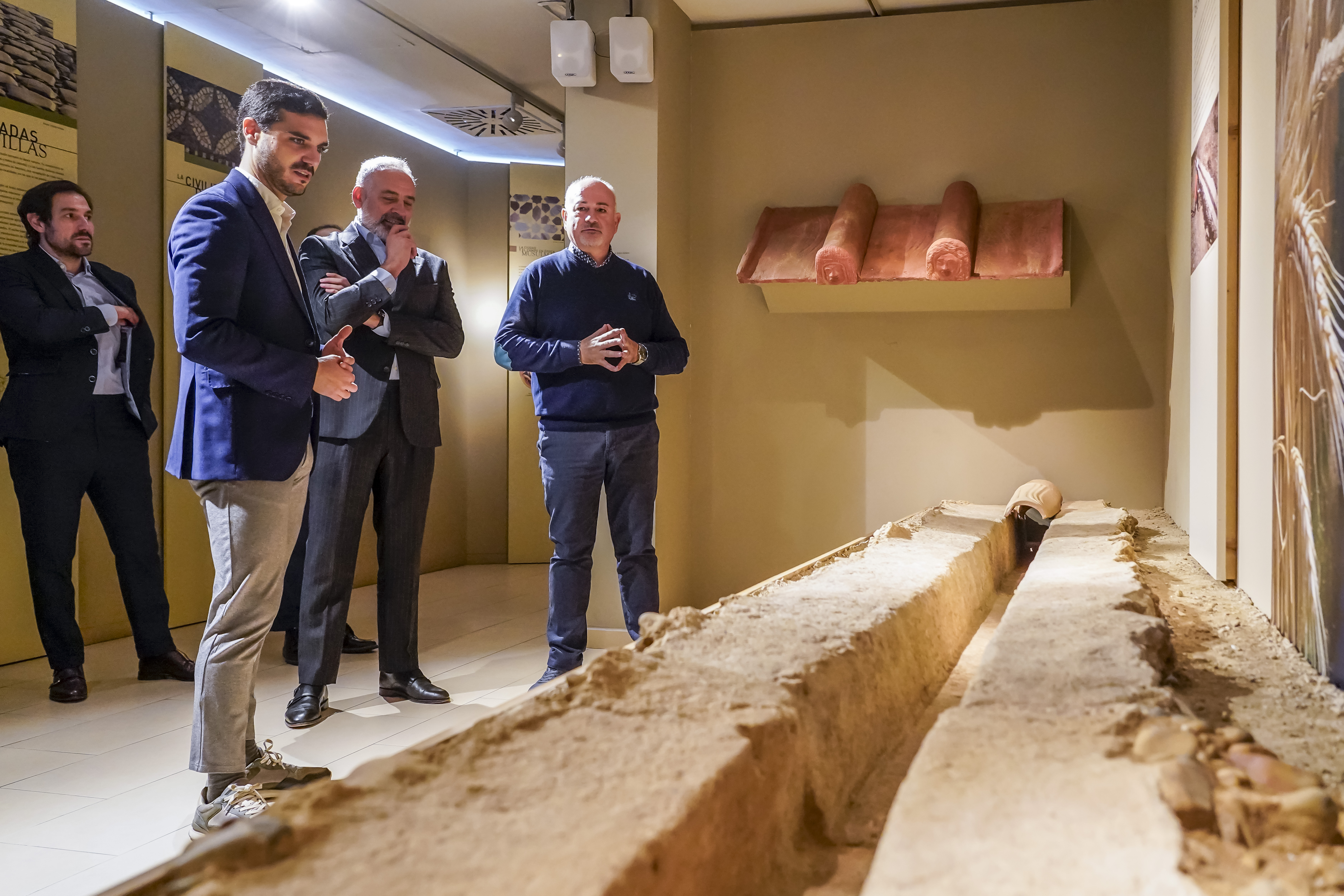 El alcalde, Alejandro Navarro Prieto, el concejal de Cultura, José Antonio Moreno, y el consejero delegado de Hercesa, Juan José Cercadillo, admirando el hallazgo arqueológico